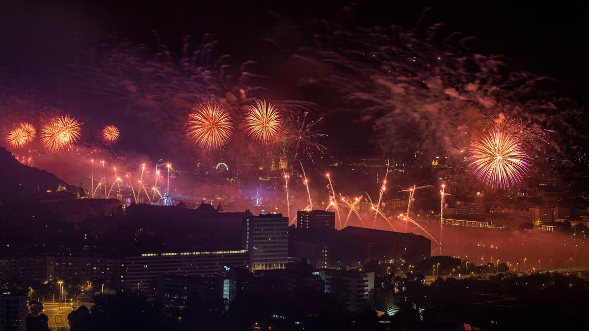 Fantasztikus látvány: Képeken a budapesti tűzijáték
