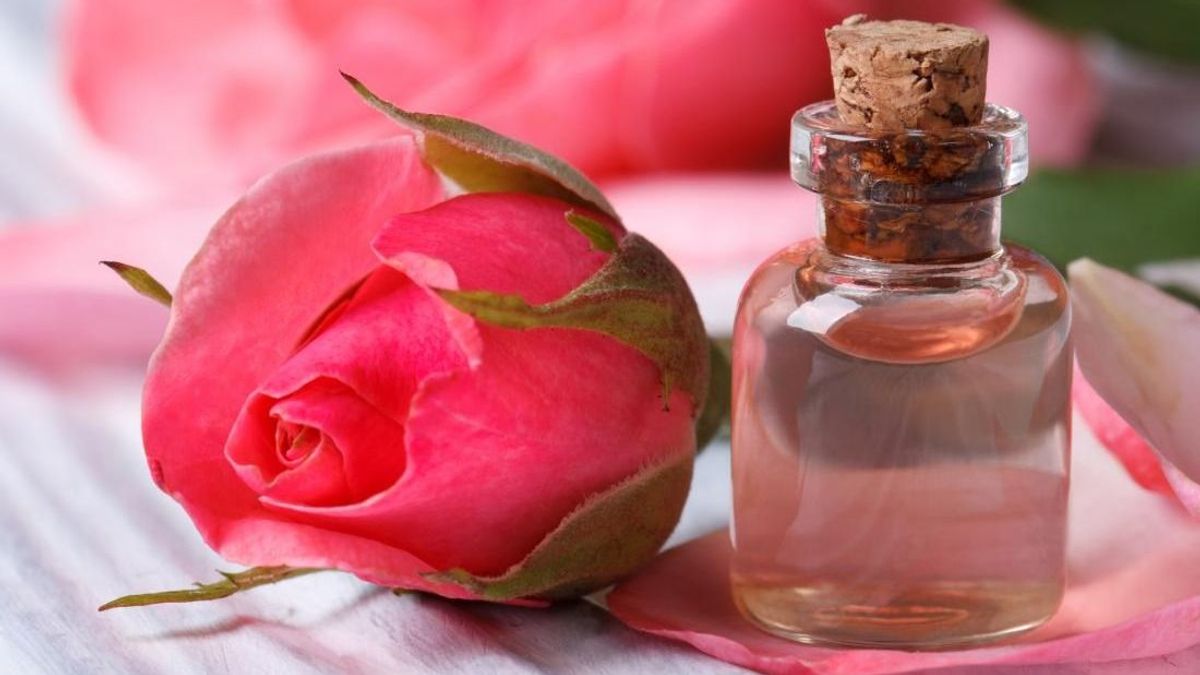 Folyékony csodaszer: Így készítsd el a varázslatos rózsavizet