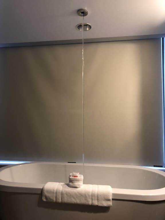 Furcsa vízesés a hotelben