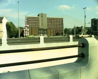 Budapest, a Hotel Volga, Váci út – Dózsa György út sarok, 1985.
 FŐFOTÓ