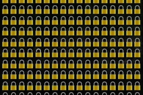 Csak a kivételesen intelligensek veszik észre, melyik lakat van nyitva a képen