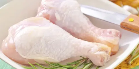 A csirkehús minőségének ellenőrzése: Ismerd fel, mikor kell kidobni!