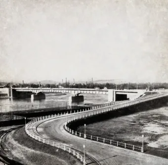 Budapest, Árpád (Sztálin) híd, lehajtó a Népfürdő utca felé, 1953.
 FORTEPAN