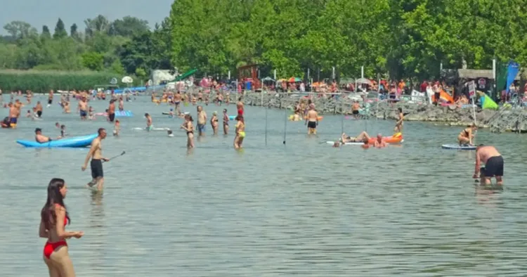 Itt vagyunk a családdal a Balatonnál, és csak jól szerettük
