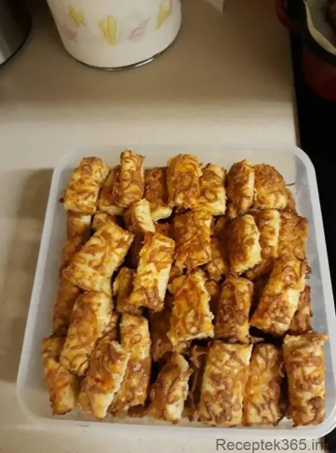 Szuper omlós sajtos rúd: egyszerűen elkészíthető, de azonnal elnyeri a család tetszését!