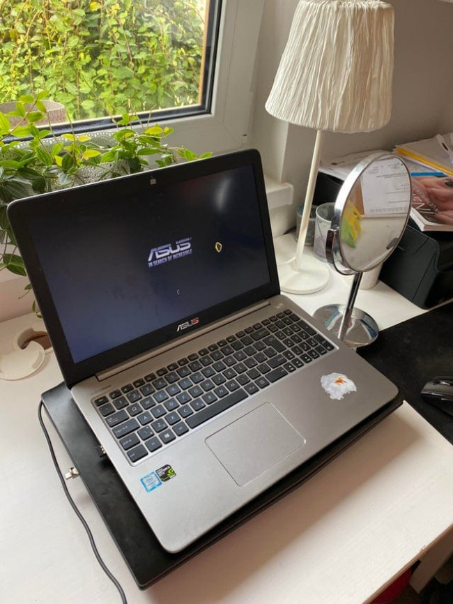 Laptop képernyő égési lyukkal