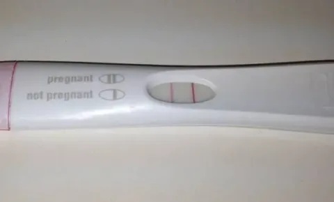 Viccből pisilte le a terhességi tesztet a férfi, pozitív lett A férfi poénból végzett terhességi tesztje pozitívvá vált, ami életét megváltoztatta!