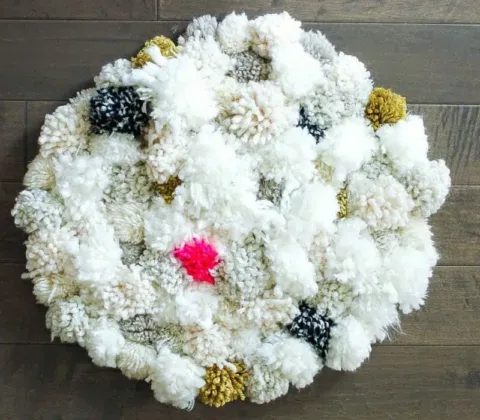 Nemcsak a gyerekszobába: Így készíts pom pom szőnyeget Otthoni DIY projekt: Készítsenek pompom szőnyeget a gyerekszobától a nappaliig