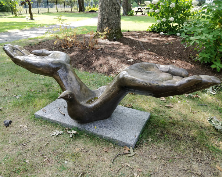 Madár és emberi kéz szobor