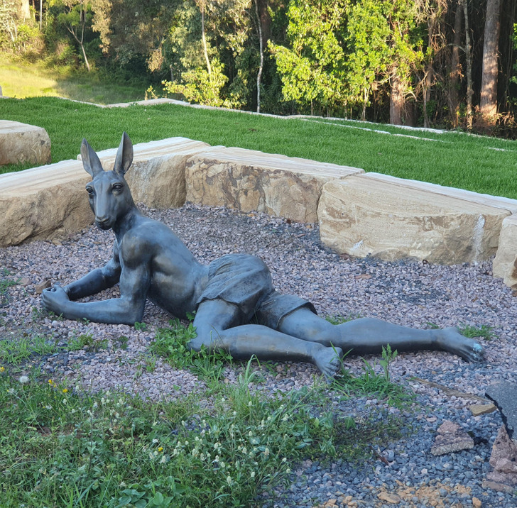 Kenguru-ember szobor