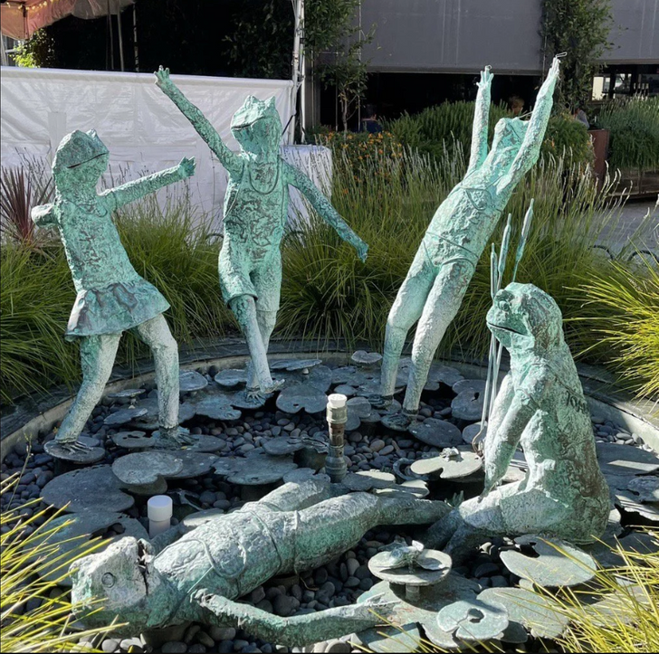 Békafejű embertestű szobrok