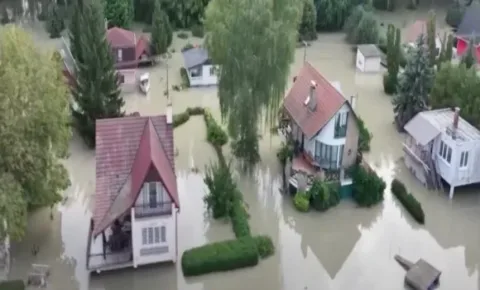 Elképesztő drónfelvételek: A Duna elárasztott egy magyar falut, világszerte terjednek Lenyűgöző drónvideók: Az áradó Duna egy magyar falut beterített, a felvételek világszerte terjednek!