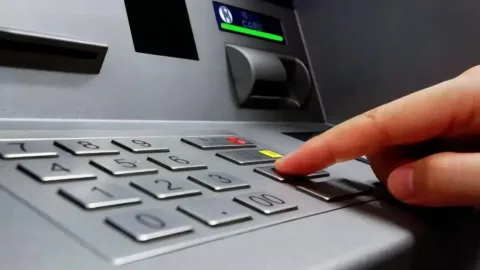 ha-bankszamlara-kapod-a-nyugdijat-most-nagyon-figyelj Ha bankszámlára kapod a nyugdíjat, most nagyon figyelj!