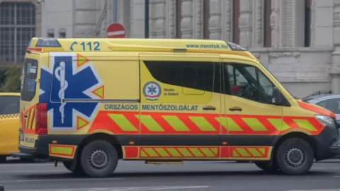 Botrány a mentőszolgálat körül: Az OMSZ és a szakszervezet háborúja egy sokkoló fotó miatt