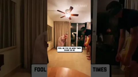 A pár a vakok játékot játssza a nászúton
 – videó