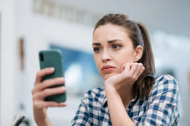 Amikor megláttam férjem, Péter telefonján a „Terhes vagyok” üzenetet,...