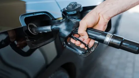 Új CO2 Adó: Súlyos Terhek a Fogyasztókon 2027-től