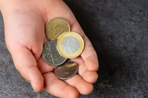 Hungarian,Forint,Coins,In,A,Hand Új forintérme kerül forgalomba: Jókai Mór előtt tisztelgő emlékérme