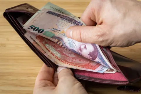 Hand takes money out of wallet, Honduras Lempira banknotes, Econ Tippek a Pénzügyi Biztonsághoz