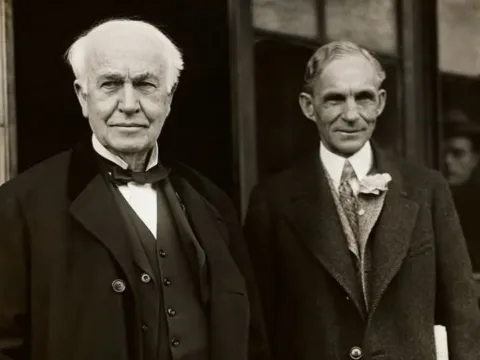 1896-ban Thomas Edison, a villanykörte nagy feltalálója éppen egy autóterven 1896-ban Thomas Edison, a villanykörte nagy feltalálója éppen egy autóterven dol…