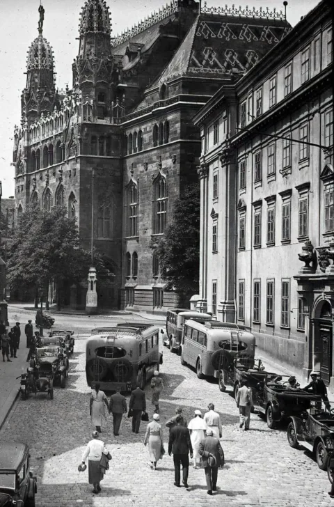 1934. Szentháromság tér a Halászbástya felől nézve.