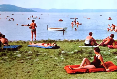 1960-as évek.  A Balaton-parton.
MaNDA
