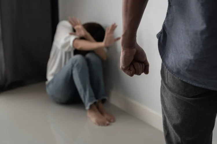 Domestic-Abuse-Euros-scaled Megvédik az elkövetőket? Leszavazták a családon belüli erőszak elleni szigorítást