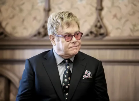 Elton John látása drámaian romlik – egyik szemére már megvakult