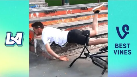 Vicces kudarc, amit elmulasztottál – próbálj meg nem nevetni vicces videókat
 – videó