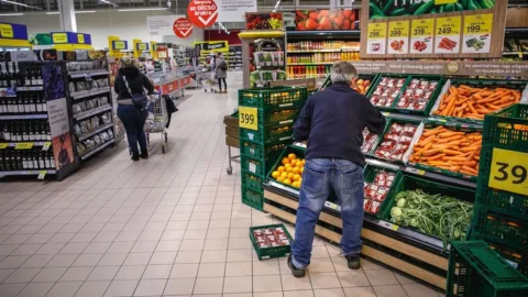 Íme a dátum – Ekkor szűnik meg az árrésstop a boltokban!