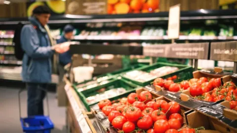 Drámai árcsökkentés! 30 termék, amire árrésstopot vezet be a kormány