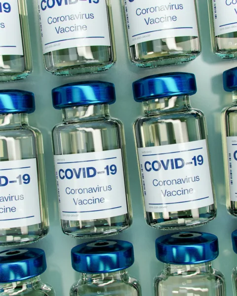 Összeesküvés-elméletek és tények a COVID-19-ről
