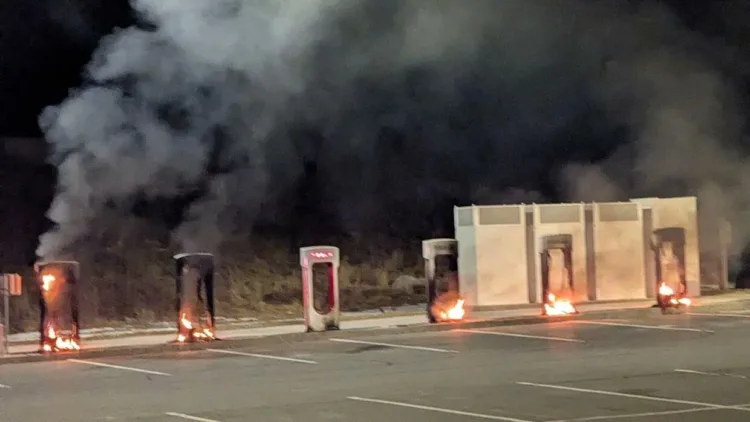 image Töltő állomásokat gyújtottak fel