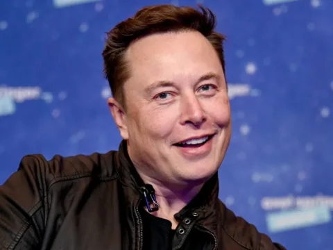Elon Musk porig alázta a lengyel külügyminisztert: „Csitulj el, kisember!”
