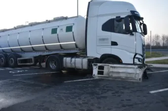 Pusztító ámokfutás az M7-esen: Részeg kamionsofőr romba döntötte a pihenőhelyet!