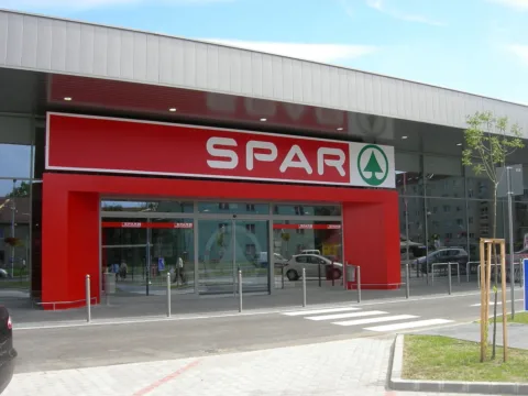 Sokkoló bejelentés: Több tucat Spar-alkalmazottat küldenek el