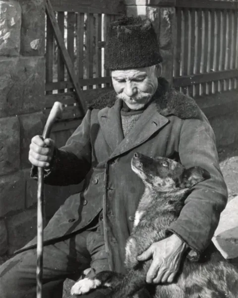 1951. Csobánka, csősz kutyájával. Szöllősy Kálmán felvétele 1951. Csobánka, csősz kutyájával.
Szöllősy Kálmán felvétele
