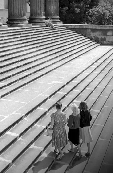 1959.  Bp., fiatal lányok a bejárat felé sétálnak a Nemzeti Múzeum lépcsőjén.
Ne…