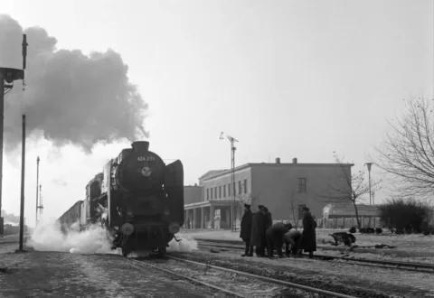 1966.  Dunaújváros, vasútállomás.
Szilágyi Pál felvétele