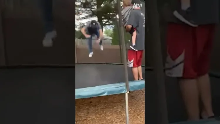 Trambolin: 1 ember: 0 😂 #Shorts #FAIL #FUNNY #TRAMPOLINE #AFV Trambolin: 1 ember: 0 #Shorts #FAIL #FUNNY #TRAMPOLINE #AFV
– videó