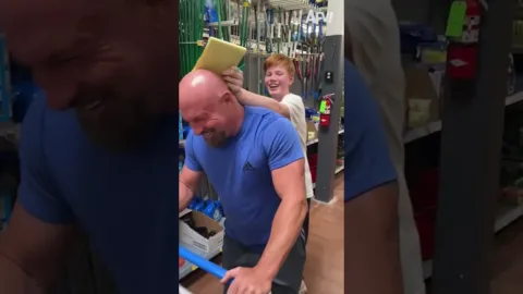 Vedd ki a fejét a WC -n! 🤣 #AFV #FAIL Vedd ki a fejét a WC -n! #AFV #FAIL #FUNNY
– videó