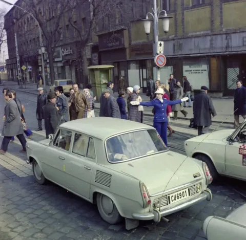 1977.  Bp., Nyugati (Marx) tér, szemben balra a Váci út, háttérben a Westend-ház…