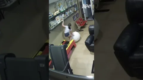 Tehát ki a hibája itt? #AFV #CaughtonCamera #funny …
 – videó