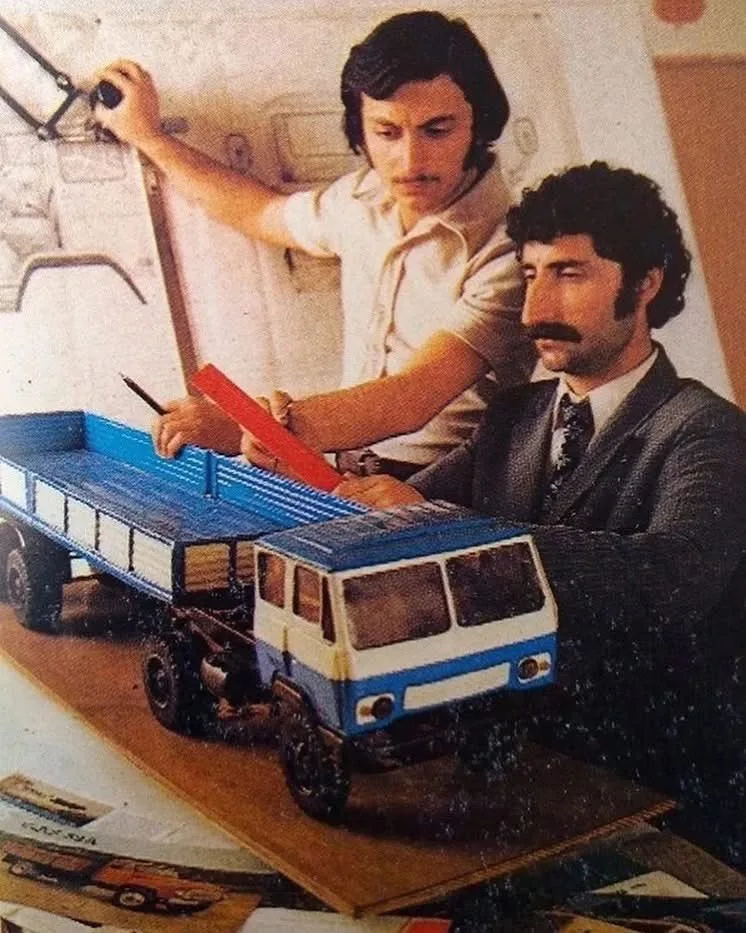 A Kutaiszi Autógyár mérnökei egy KAZ-4430 "Kolkhida" teherautó makettjével. Grúz... A Kutaiszi Autógyár mérnökei egy KAZ-4430 “Kolkhida” teherautó makettjével. Grúz… #RK1750282649