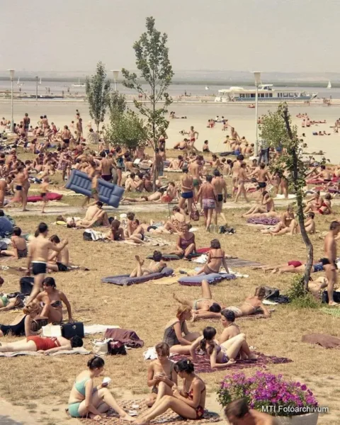 Nyár a Velencei-tavon 1969-ben. Agárd Napsugár Strand. Forrás: Velence és Velenc… #RK1749544388