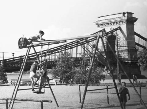 1954.  Bp., hintázó gyerekek a Lánchíd pesti hídfőjénél.
Nemzeti Fotótár
 #RK1751443210