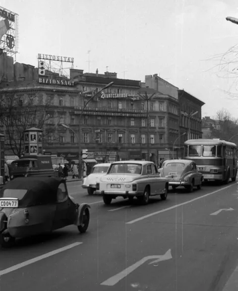 1968.  Bp., a Népköztársaság útja (Andrássy út) a November 7. térnél (Oktogon).
… #RK1753862419