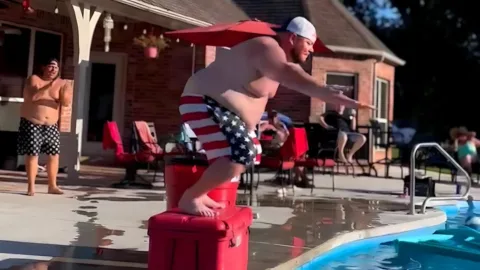 A jó öreg amerikai vicces  július 4 -én kudarcot vall
 – videó