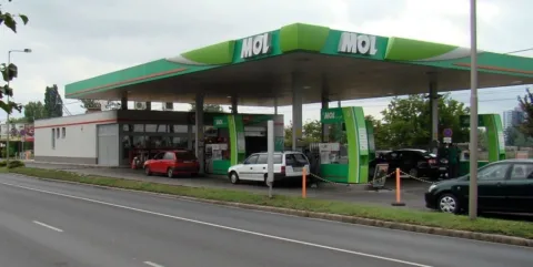Vicc: Egy fickó kb 300 darab húszezrest vett elő ma Vicc: Egy fickó kb 300 darab húszezrest vett elő ma a benzinkúton, de aztán annyira…