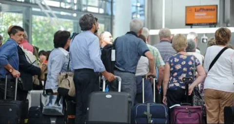 Vicc: Nevetésre felkészülni! Az előre furakodott nagy arcú utas ráförmedt a jegykezelő…